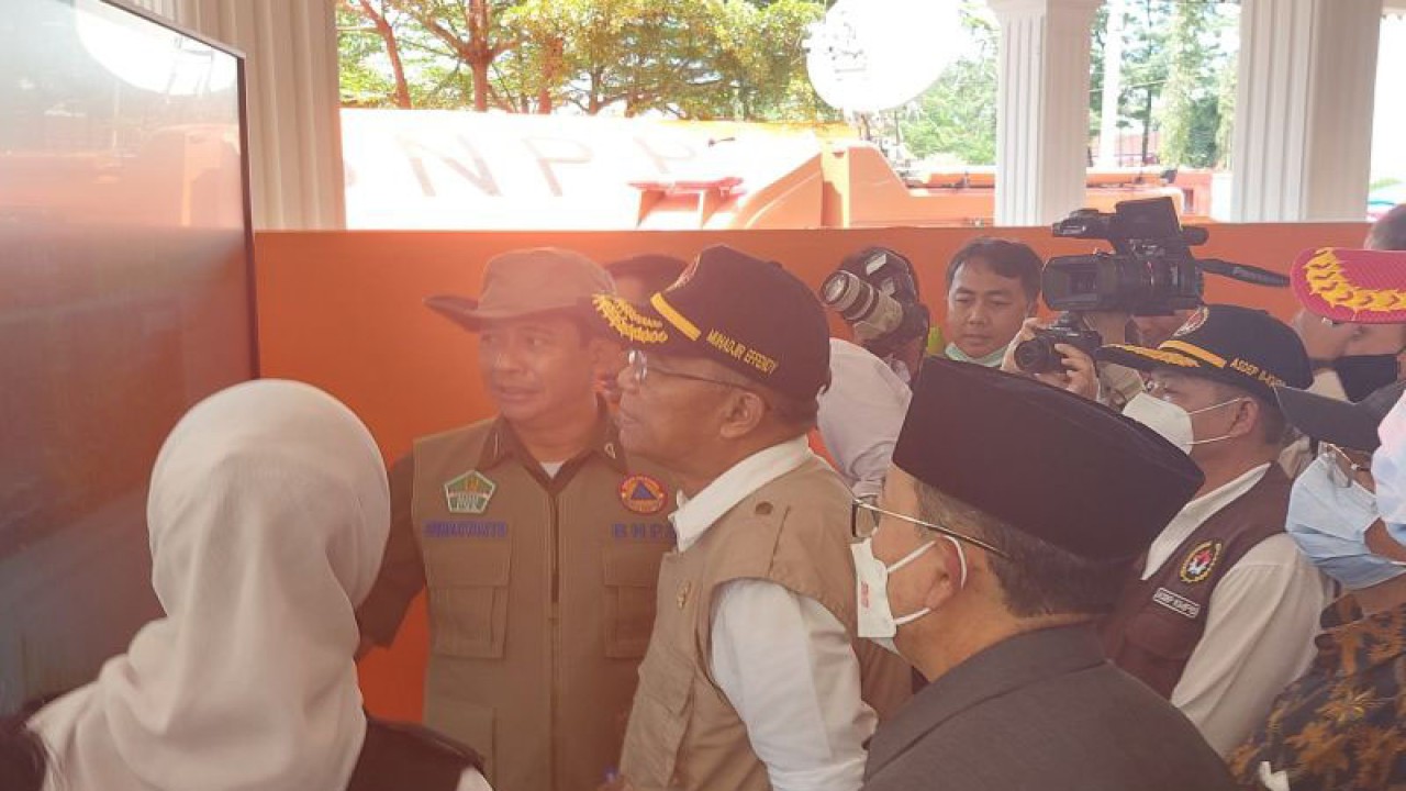 Menko PMK Muhadjir Effendy setelah mengikuti rakor dengan Kepala BPBN Letjen TNI Suharyanto dan Kepala BPOM  Penny K Lukito di Pendopo Kantor Bupati Cianjur, Rabu (30/11/2022). (ANTARA/Ajat Sudrajat)