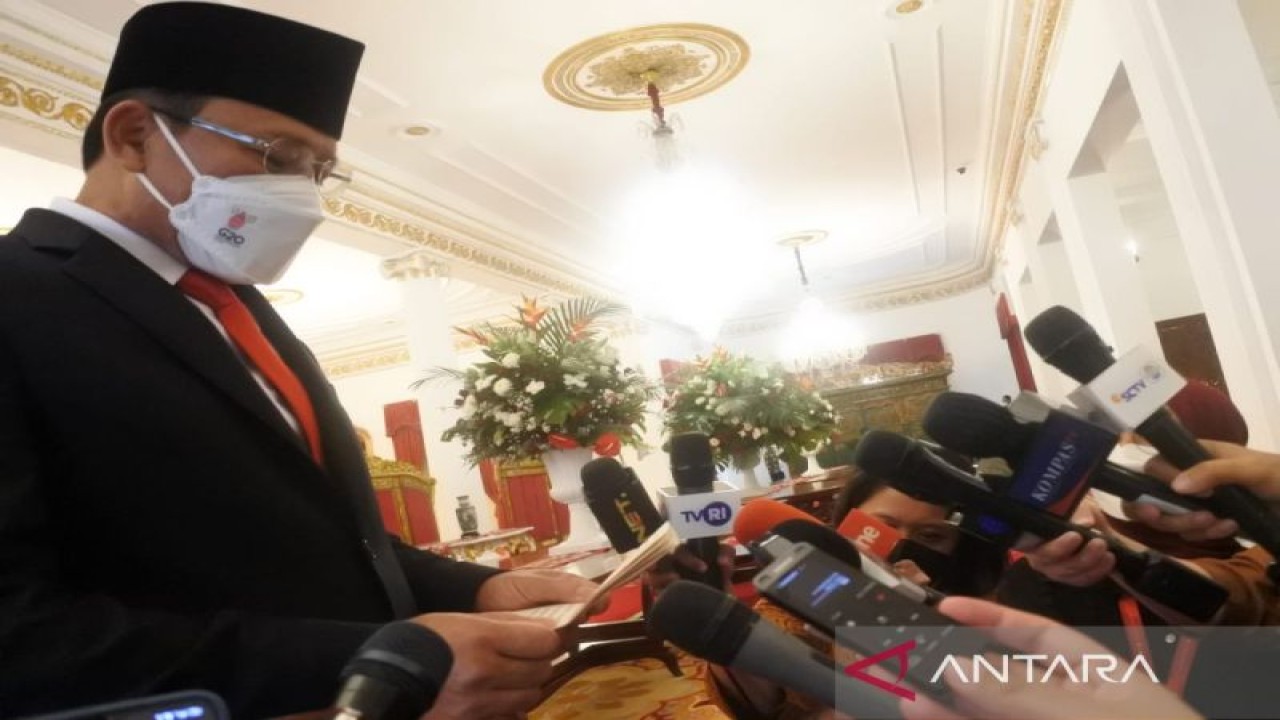 Muhamad Mardiono memberikan keterangan pers usai dilantik Presiden Joko Widodo sebagai Utusan Khusus Presiden Bidang Kerja Sama Pengentasan Kemiskinan dan Ketahanan Pangan di Istana Negara, Jakarta, Rabu (23/11/2022). ANTARA/Indra Arief Pribadi