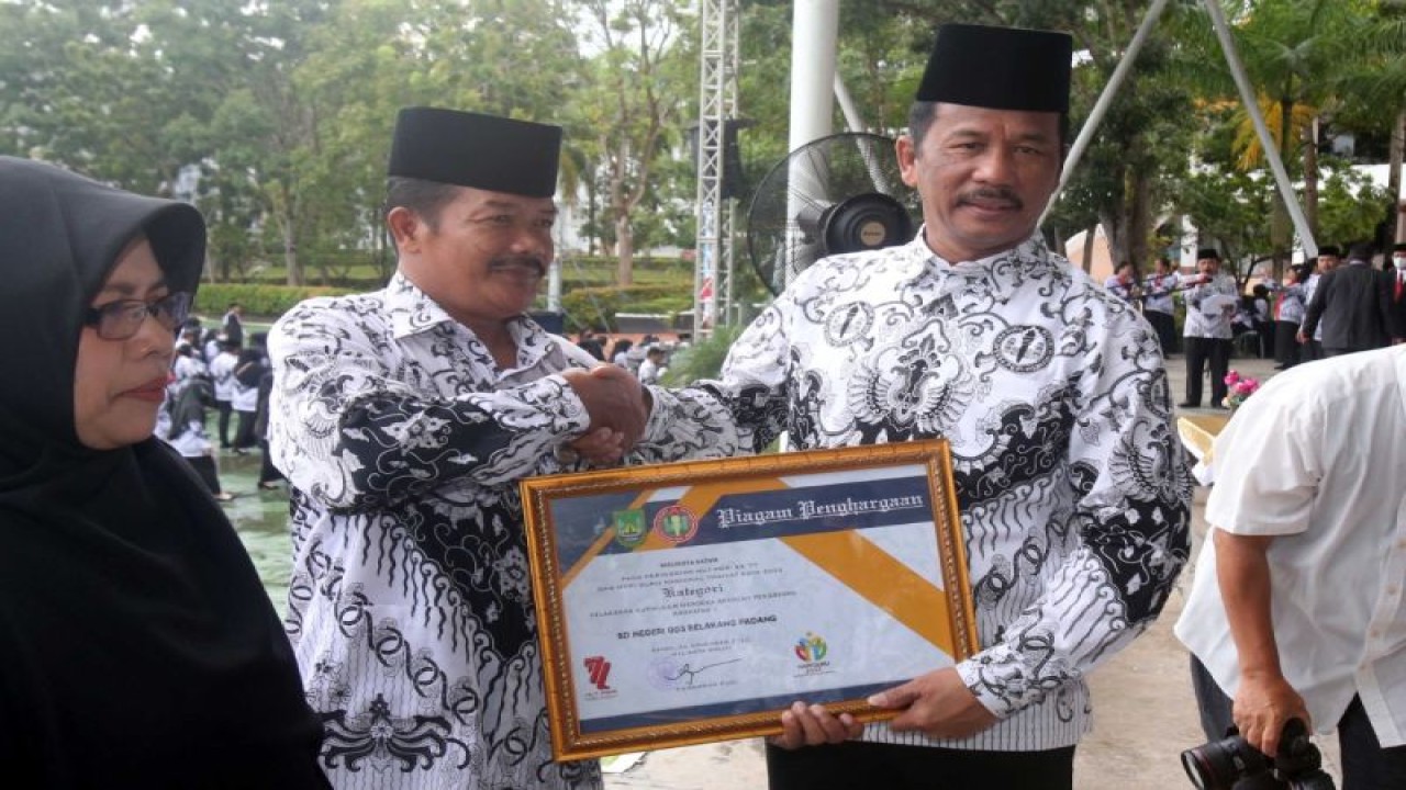 Wali Kota Batam Muhammad Rudi menyerahan penghargaan kepada tenaga pengajar dalam peringati Hari Guru Nasional 2022 di daerah itu, Jumat (25/11/2022). (ANTARA/HO-Pemkot Batam)