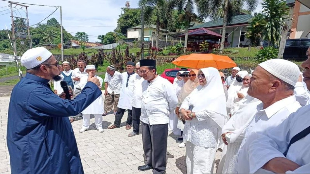 Ketua Majelis Ulama Indonesia (MUI) Manado KH Yaser Bachmid, saat melakukan bimbingan manasik haji, di Manado, Selasa (29/11/2022). ANTARA/Nancy L Tigauw. (1)