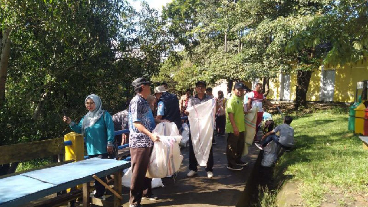 Dinas Lingkungan Hidup Kabupaten Mukomuko bersama pelajar dan guru melakukan gotong royong membersihkan objek wisata di daerah ini, Kamis (24/11/2022). ANTARA/HO-Dokumentasi pribadi