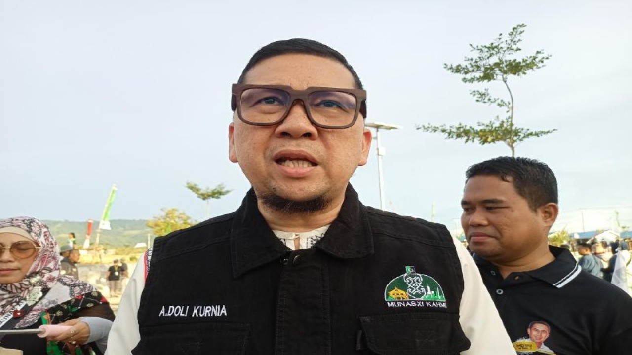 Koordinator Presidium KAHMI Periode 2022-2027, Ahmad Doli Kurnia memberikan keterangannya di hadapan jurnalis usai penyerahan bantuan paket sembako KAHMI peduli kepada warga penyintas di huntap Sigi, Ahad (27/11/2022). ANTARA/Moh Ridwan