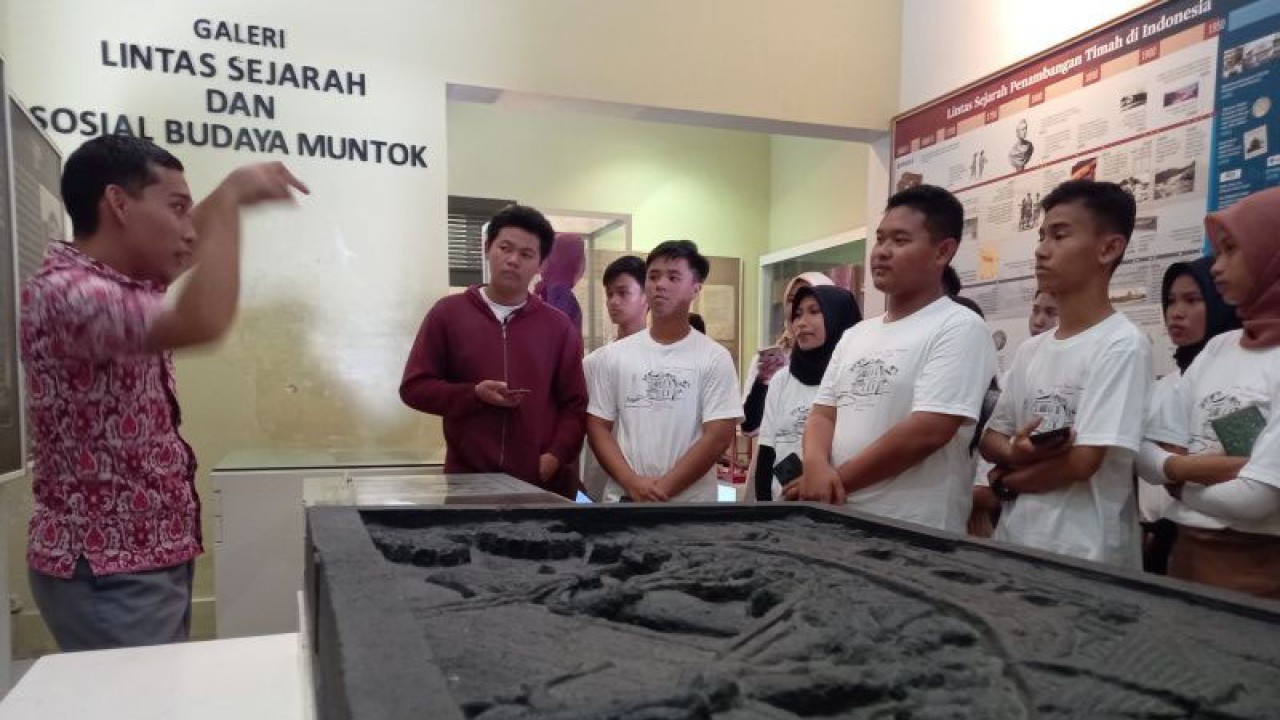 Sejumlah peserta lomba Duta Museum mendapatkan materi wawasan sejarah dan budaya dari pengelola Museum Timah Indonesia Mentok. (ANTARA/ Donatus Dasapurna)
