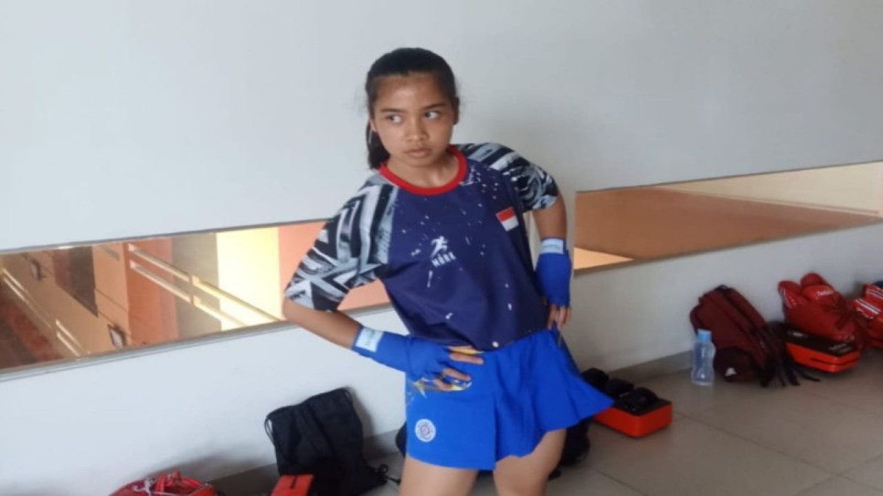 Atlet wushu Indonesia Nabila Puspa Annastasya terus mempersiapkan diri menghadapi Kejuaraan Dunia Wushu Junior 2022 di ICE Bumi Serpong Tangerang, Banten, 5-11 Desember 2022. (ANTARA/HO-PB WI)