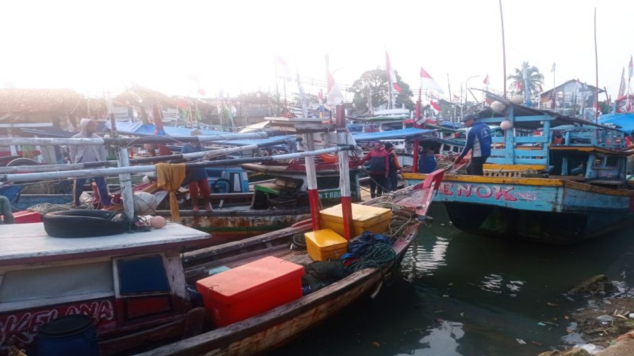 Nelayan tradisional pesisir selatan Banten tidak melaut akibat gelombang tinggi dan badai sehingga bisa menimbulkan kecelakaan laut. ANTARA/Mansur