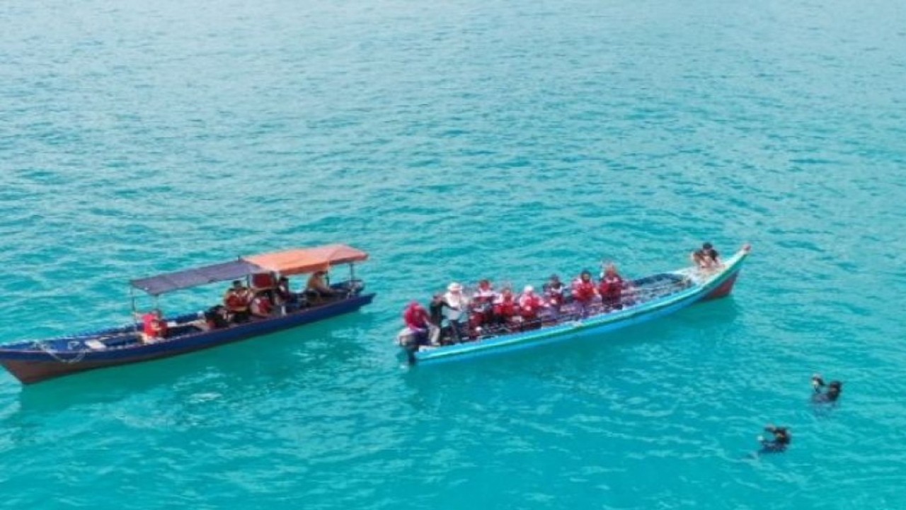 PT Timah Tbk bekerja sama Nelayan KUB Bina Sejahtera Bersama Desa Deniang Kabupaten Bangka Provinsi Kepulauan Bangka Belitung kembali menebar coral garden di Perairan Bedukang, Jumat. (Humas PT Timah Tbk)