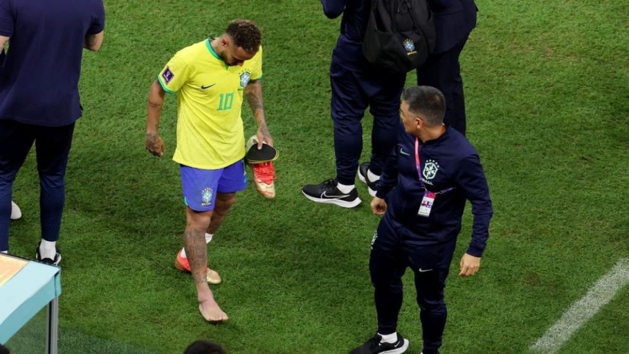 Penyerang Brasil, Neymar, mengalami cedera pergelangan kaki saat laga menghadapi Serbia. Tim Samba sukses meraih kemenangan atas Serbia dengan skor 2-0, di Stadion Lusail, Doha, Qatar, Jumat (25/11/2022) dini hari WIB. (Reuters)