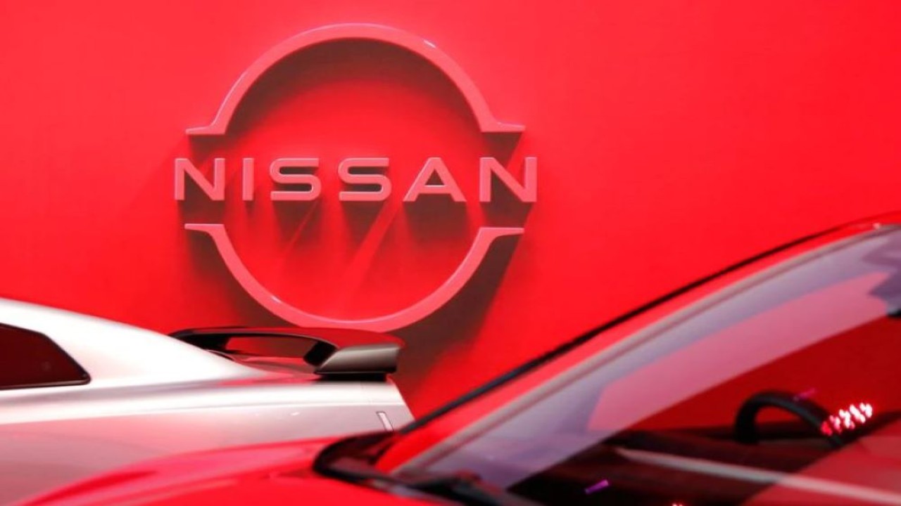 Logo Nissan Motor Corp dipajang di showroom perusahaan di Tokyo, Jepang, 11 November 2020. (Issei Kato/Reuters)