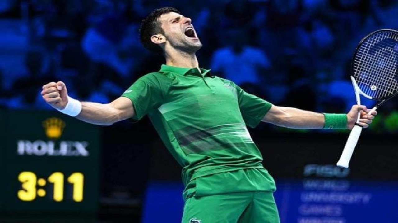 Petenis Serbia Novak Djokovic merayakan kemenangan usai mengalahkan Daniil Medvedev pada babak penyisihan grup ATP Finals di Turin, Jumat (18/11/2022). (ANTARA/ATP Tour/Corinne Dubreuil)