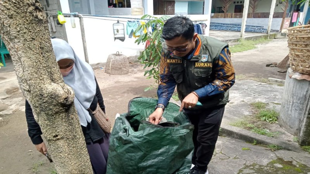 Ilustrasi - Pembuatan kompos menggunakan "planter bag" sebagai salah satu pengolahan sampah organik untuk mengurangi sampah yang di buang ke TPA, di Kelurahan Monjok Timur Kota Mataram, Provinsi Nusa Tenggara Barat. ANTARA/Nirkomala