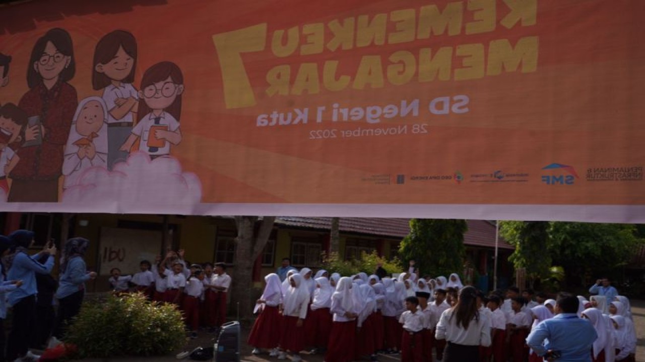 Para murid SD Negeri 1 Kuta, Kabupaten Lombok Tengah, Nusa Tenggara Barat, mengikuti kegiatan Kementerian Keuangan (Kemenkeu) Mengajar yang dilakukan oleh Kantor Pelayanan Pajak (KPP) Pratama Mataram Barat, bersama para relawan. (ANTARA/HO-Devi S A).