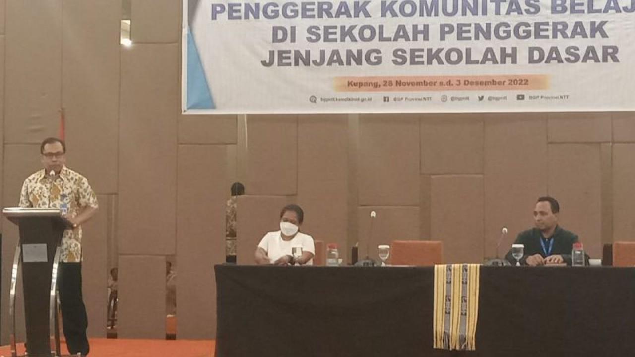 Kepala Balai Guru Penggerak Provinsi Nusa Tenggara Timur, Wirman Kasmaya (kiri) saat membuka kegiatan penguatan penggerak komunitas belajar di sekolah penggerak jenjang Sekolah Dasar di Kupang, Selasa (ANTARA/Benny Jahang)