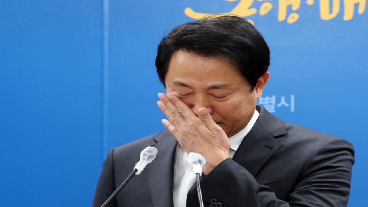 Wali Kota Seoul Oh Se-hoon menahan air mata saat meminta maaf atas tragedi Halloween Itaewon dalam konferensi pers di kantornya pada Selasa (1/11/2022). (Yonhap)