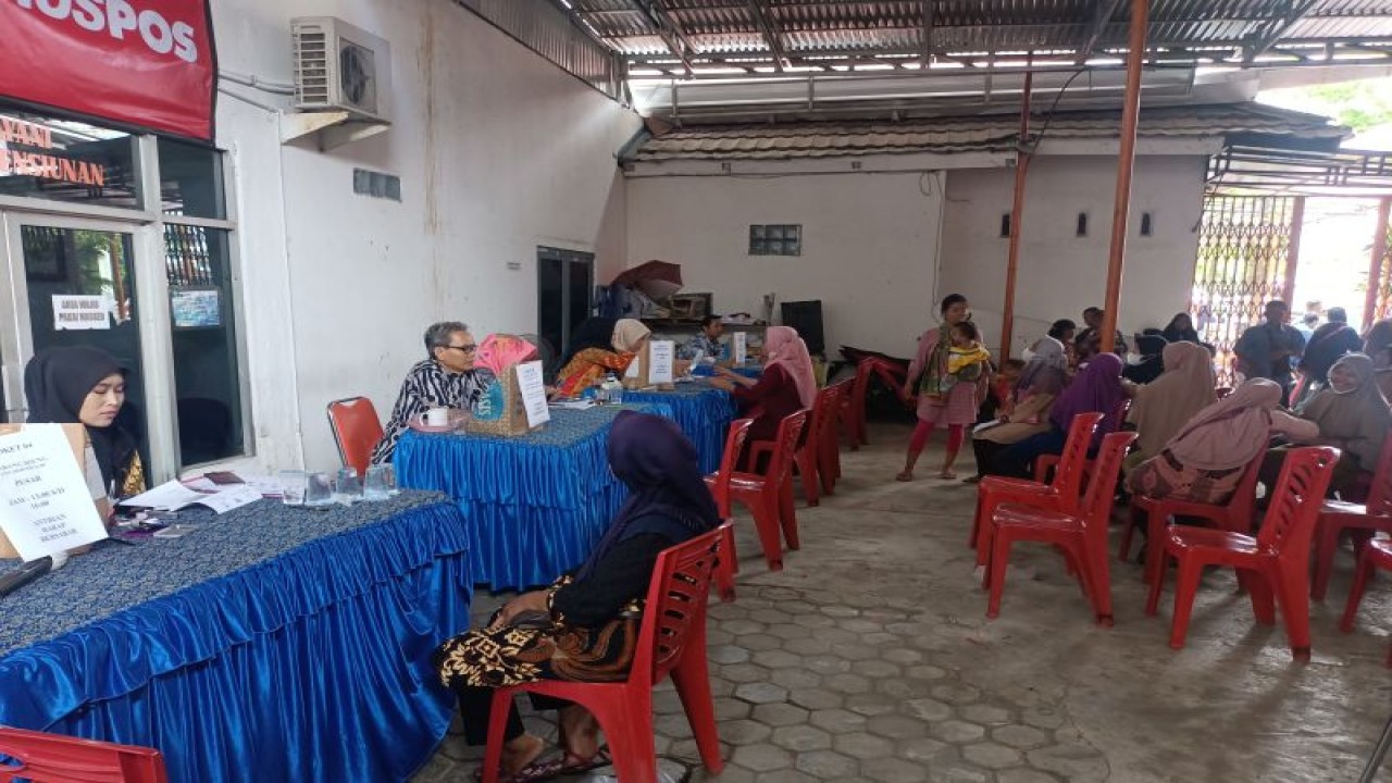 Seorang warga Kabupaten OKU mencairkan dana bantuan sosial di Kantor Pos Baturaja, Jumat. (ANTARA/Edo Purmana/22)