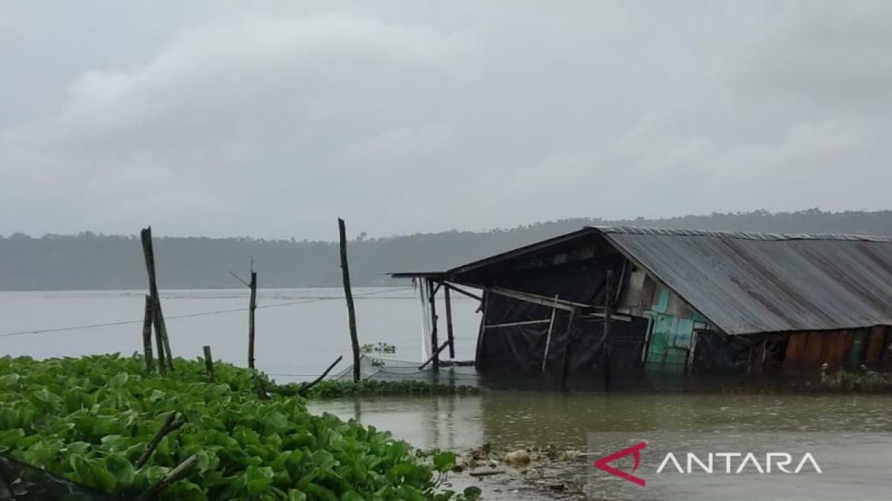 Salah satu rumah warga Desa Kota Batu, Kabupaten OKU Selatan nyaris hanyut terseret arus banjir yang terjadi pada Minggu (13/11) pagi. (ANTARA/Edo Purmana/22)