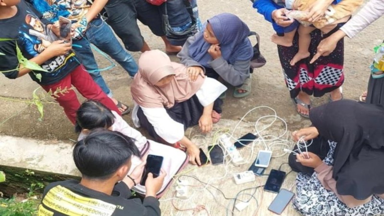 PT XL Axiata Tbk (XL Axiata) menyediakan layanan bebas biaya telepon dan SMS bagi warga korban gempa bumi di Kabupaten Cianjur pelanggan XL, AXIS, dan XL Prioritas bisa menelepon dan kirim SMS ke sesama nomor pengguna XL Axiata. (ANTARA/HO-Humas XL Axiata)