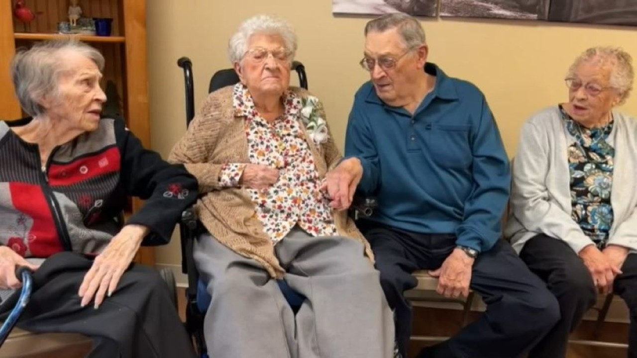 Bessie Hendricks (kedua dari kiri) dinobatkan menjadi orang tertua di Amerika Serikat (AS). (Tangkapan layar)