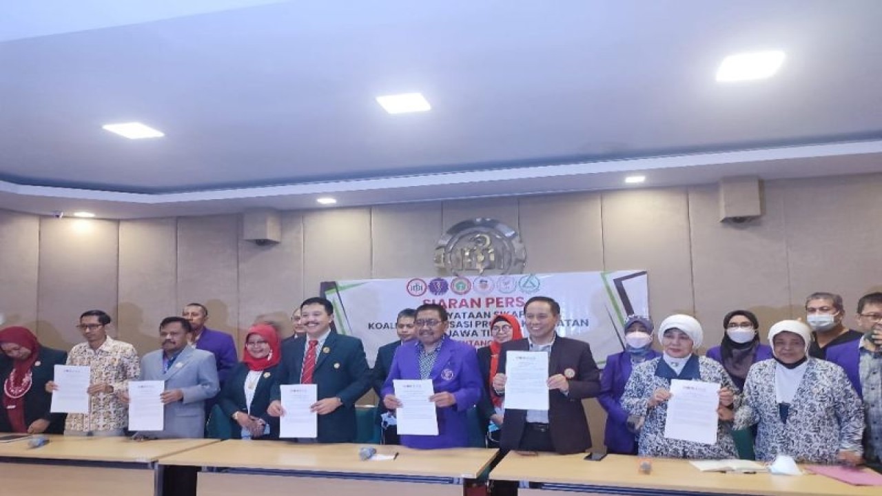 Sejumlah organisasi profesi medis di Jatim membuat pernyataan menolak rencana pengesahan RUU Omnibus Law Kesehatan di Kota Surabaya, Senin (14/11/2022). (FOTO ANTARA/Willy Irawan)