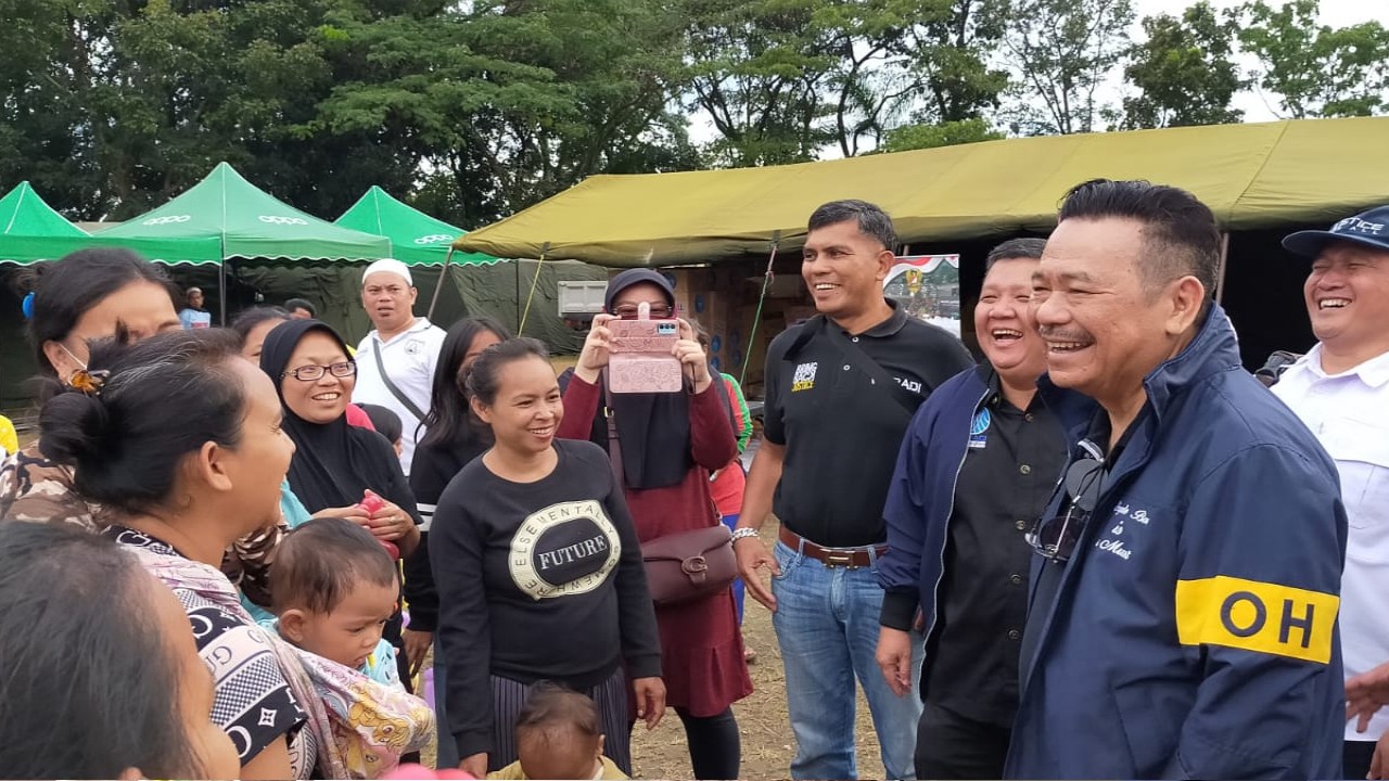 Ketua Umum Perhimpunan Advokat Indonesia (Peradi) Prof. Dr. Otto Hasibuan, S.H., M.M bersama para pengurus DPN Peradi, sambangi para korban gempa Cianjur, Selasa (29/11/2022). (Ramses R.M. Nusantaratv.com)