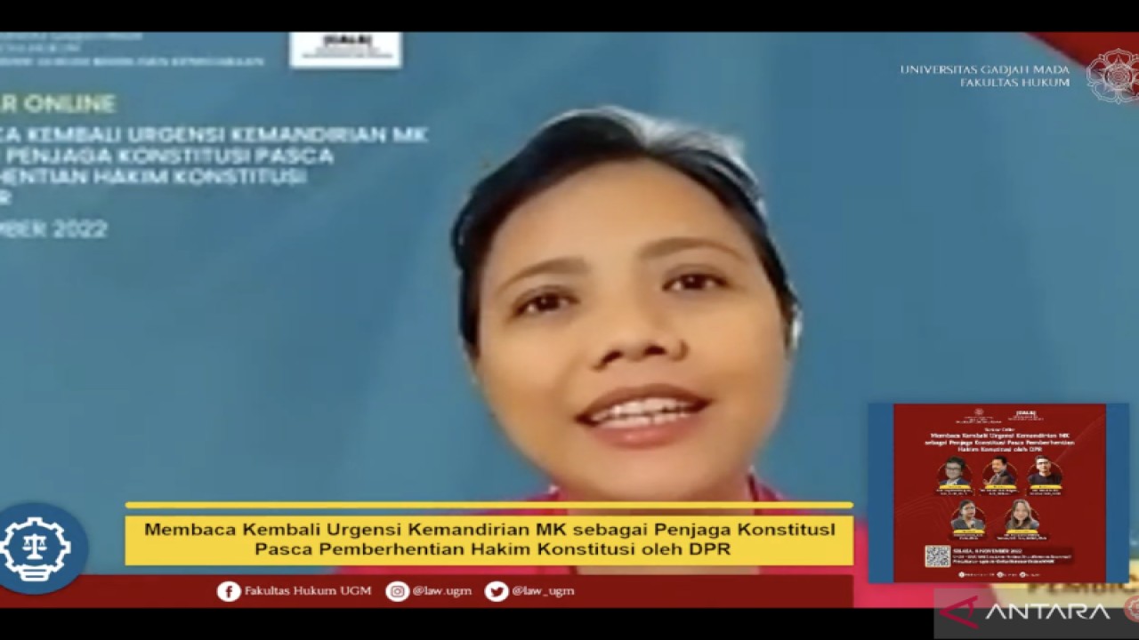 Pakar hukum tata negara Bivitri Susanti dalam webinar bertajuk “Membaca Kembali Urgensi Kemandirian MK sebagai Penjaga Konstitusi Pasca Pemberhentian Hakim Konstitusi oleh DPR” disiarkan di kanal YouTube Kanal Pengetahuan FH UGM, dipantau dari Jakarta, Selasa (8/11/2022). ANTARA/Putu Indah Savitri