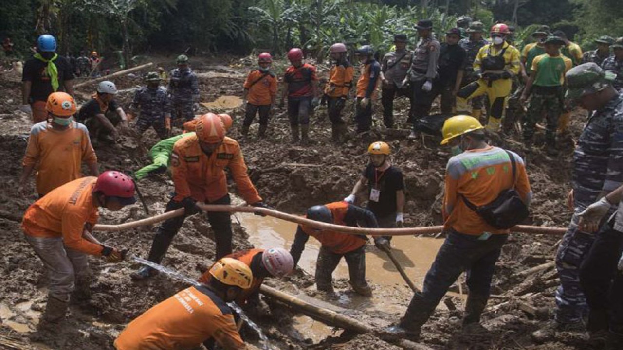 Tim SAR gabungan mencari korban yang tertimbun longsor akibat gempa di Kampung Cijedil, Cugenang, Kabupaten Cianjur, Jawa Barat, Ahad (27/11/2022). Tim SAR gabungan kembali menemukan tiga korban sehingga menjadi 321 korban meninggal dan 11 orang belum ditemukan. ANTARA FOTO/Wahyu Putro A/aww.