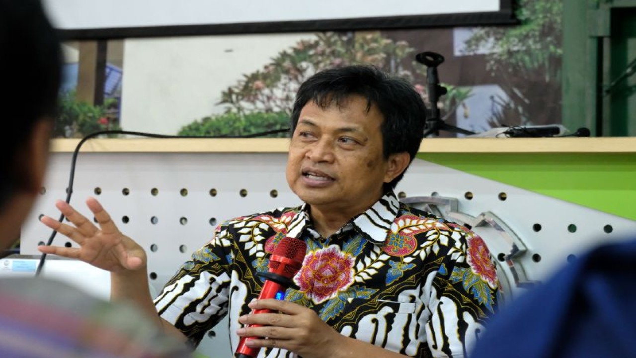 Pakar Sanitasi Air dari Institut Teknologi Sepuluh Nopember (ITS), Ir. Eddy Setiadi Soedjono Dipl.SE.M.Sc, Ph.D (ANTARA/HO-Diskominfo Surabaya)