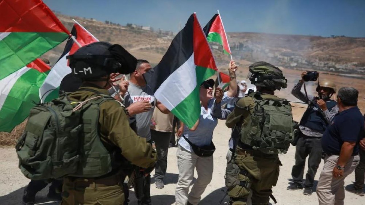Pasukan Israel menghadang warga Palestina dalam protes terhadap permukiman di Tepi Barat pada 29 Juli 2022. (Issam Rimawi/Anadolu Agency)