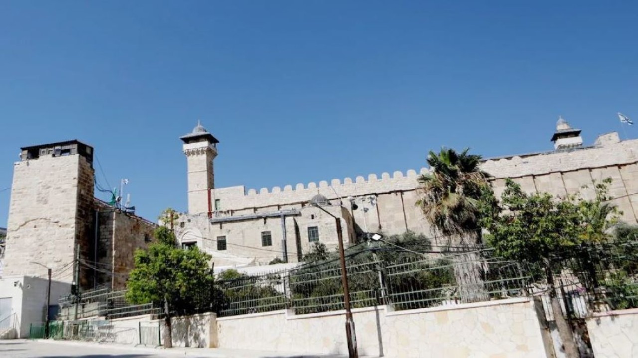 Pemandangan Masjid Ibrahimi di Kota Hebron, Tepi Barat, Palestina, pada 10 Agustus 2021 (Mamoun Wazwaz/Anadolu Agency)