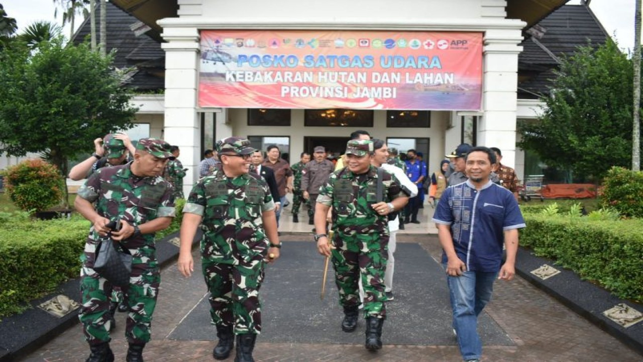 Pangdam II/Sriwijaya Mayjen TNI Hilman Hadi didampingi Danrem 042/Gapu Brigjen TNI Supriono saat usai meninjau Posko Satgas Karhutla Jambi. (ANTARA/HO-Penrem 042 Gapu)