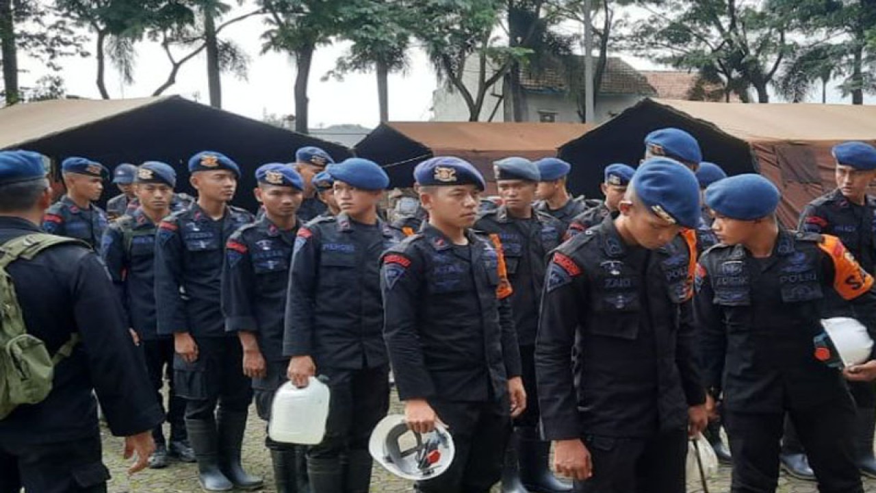 Personel Resimen II Pasukan Pelopor Korps Brimob Polri pimpinan Aipda I Nyoman Sudiarta bersiap untuk menuju lokasi evakuasi korban gempa cianjur di Desa Cijedil, Kamis (24/11/2022). (ANTARA/Laily Rahmawaty)