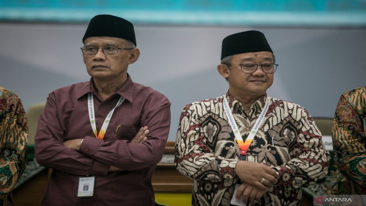 Panglima Komando Pusat (PP) Muhammadiyah terpilih 2022-2027 Haedar Nashir (kiri) dan PP Sekretaris Jenderal Muhammadiyah terpilih 2022-2027 Abdul Mu'ti (kanan) saat acara Muktamar ke-48 Muhammadiyah di Edutorium KH Ahmad Dahlan UMS, Solo, Jawa Tengah, Pekan (20/11/2022). ANTARA FOTO/Mohammad Ayudha/nz.