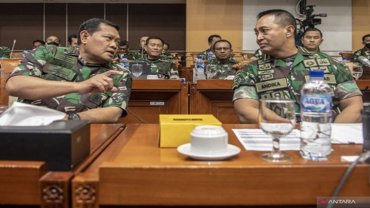 Arsip foto - Panglima TNI Jenderal TNI Andika Perkasa (kanan) berbincang dengan Kasal Laksamana TNI Yudo Margono (kiri) saat mengikuti Rapat Dengar Pendapat (RDP) dengan Komisi I DPR di Kompleks Parlemen, Senayan, Jakarta, Senin (26/9/2022). Rapat Dengar Pendapat tersebut membahas mengenai penyesuaian RKA Kemhan/TNI TA 2023. ANTARA FOTO/Muhammad Adimaja/hp