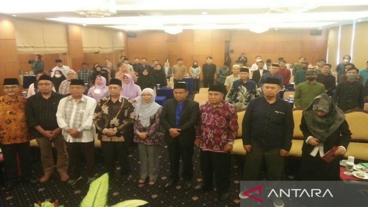 Panitia penyelenggara, narasumber, tamu, dan peserta talkshow Literasi Media Sosial foto bersama setelah acara selesai, di Samarinda, Kaltim, Rabu (23/11/2022) (FOTO ANTARA / M Ghofar)