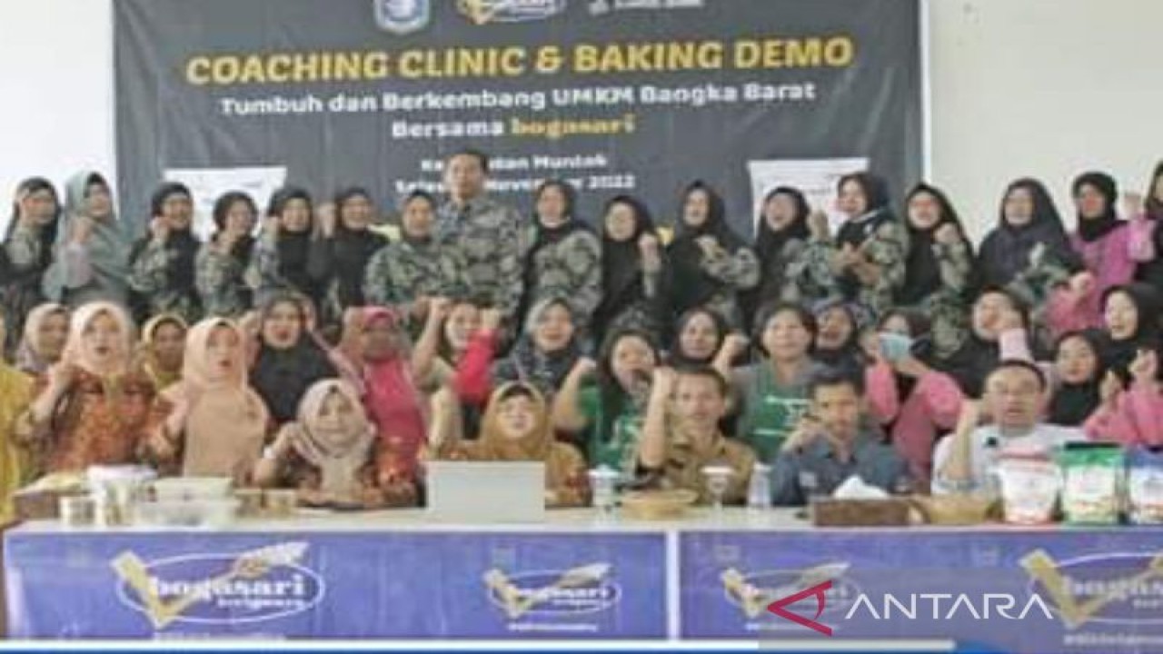 Panitia bersama peserta pelatihan inovasi produk UMKM di Kabupaten Bangka Barat. (ANTARA/HO-Diskominfo Bangka Barat)