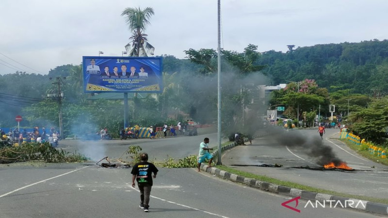 Aksi sekelompok warga lekaukan pemalangan fasilitas jalan umum di wilayah Kota Manokwari, Papua Barat. ANTARA/Hans Arnold Kapisa