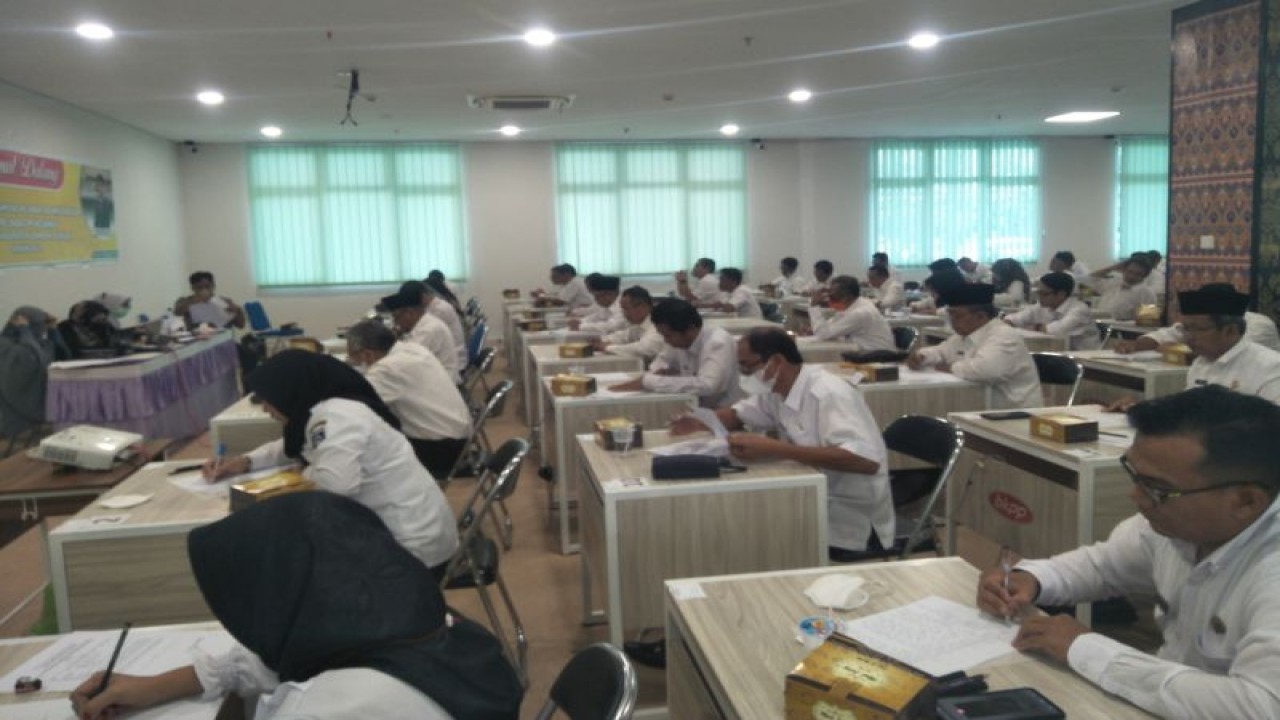 Para ASN di Lombok Tengah, Nusa Tenggara Barat saat mengikuti tes kompetensi asesmen di aula kantor BKPP Lombok Tengah, Senin (21/11/2022) (FOTO ANTARA/Akhyar)