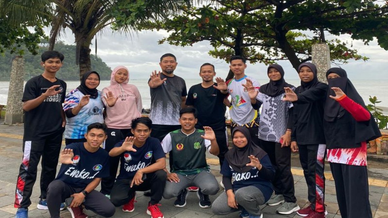 Para atlet petanque Sulawesi Selatan berfoto bersama sebelum tampil di Pekan Olahraga Mahasiswa Nasional (Pomnas) di Padang, Sumbar, 18-25 November 2022. ANTARA/HO- Benny