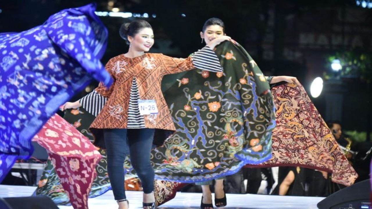 Para finalis Cak dan Ning memperagakan busana batik saat Grand Final Cak dan Ning 2022 yang digelar di Tugu Pahlawan, Kota Surabaya, Sabtu (12/11/2022) malam. (ANTARA/HO-Diskominfo Surabaya)