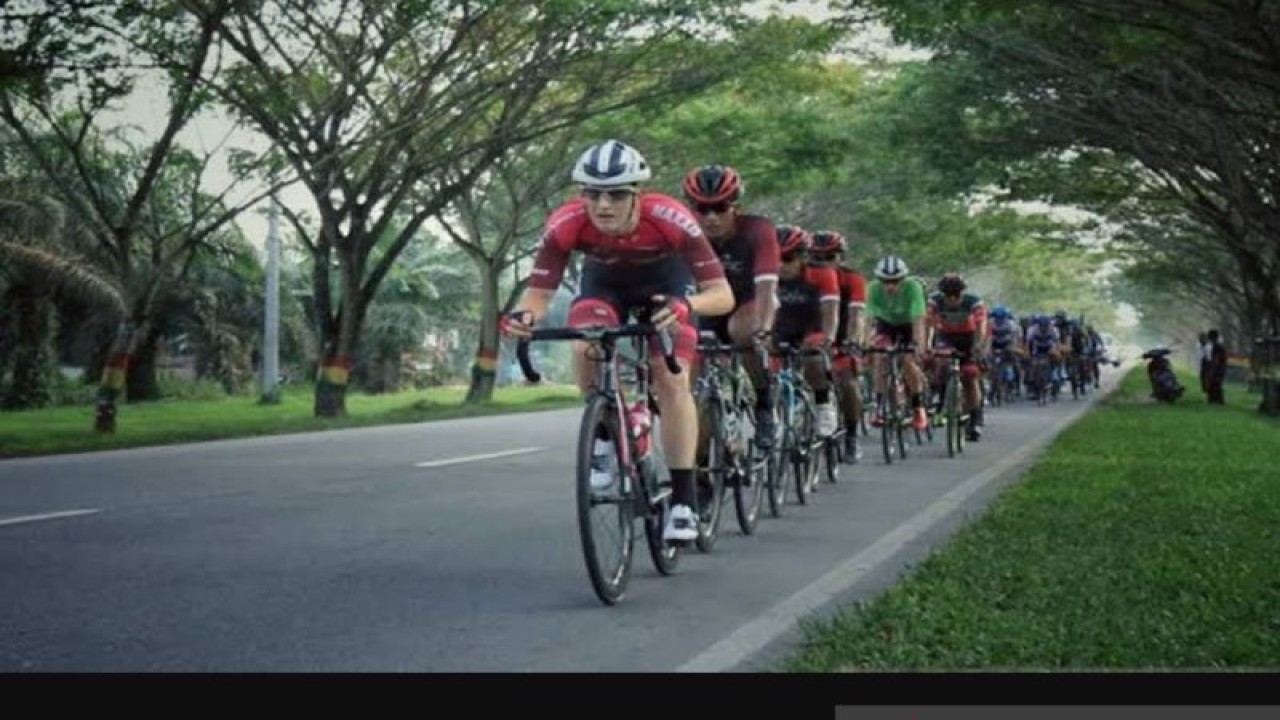 Para pebalap sepeda Tour de Siak pada tahun-tahun sebelumnya melewati jalan menuju Siak Sri Inderapura. Tahun lima tim luar negeri konfirmasi kepesertaannya. (Arsip ANTARA)
