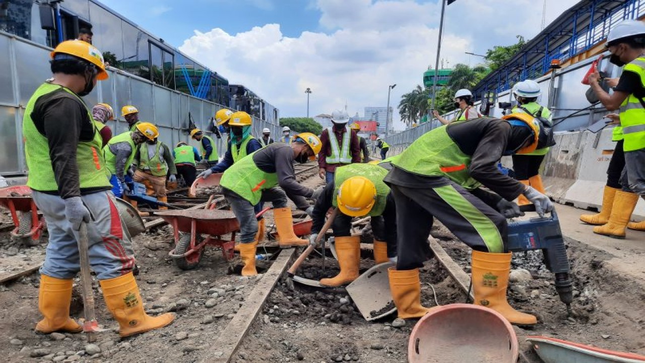 Para pekerja menggunakan alat pelindung diri (APD) lengkap, di dalam terlihat beberapa pekerja mengenakan alat pelindung diri (APD) lengkap mulai dari sepatu bot, rompi, dan juga helm di proyek CP202 Harmoni hingga Mangga Besar, Jakarta Pusat, Rabu (16/11/2022). (ANTARA/Ulfa Jainita)