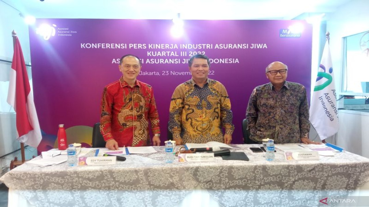 Para pembicara dalam Konferensi Pers Laporan Kinerja Industri Asuransi Jiwa Kuartal III 2022 di Jakarta, Rabu (23/11/2022). ANTARA/Muhammad Heriyanto