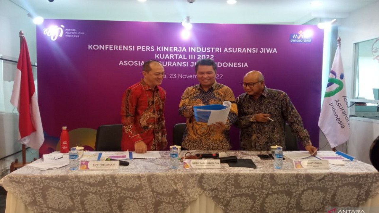 Para pembicara dalam Konferensi Pers Laporan Kinerja Industri Asuransi Jiwa Kuartal-III 2022 di Rumah AAJI, Jakarta, Rabu. (ANTARA/ Muhammad Heriyanto)