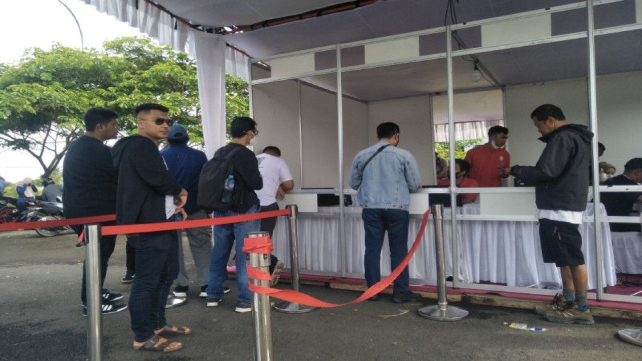 Para penonton menukar tiket WSBK di tempat penukaran tiket di depan Bandara Internasional Lombok, Nusa Tenggara Barat, Sabtu (12/11/2022). ANTARA/Akhyar