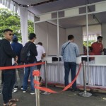 Para penonton menukar tiket WSBK di tempat penukaran tiket di depan Bandara Internasional Lombok, Nusa Tenggara Barat, Sabtu (12/11/2022). ANTARA/Akhyar-1668224349