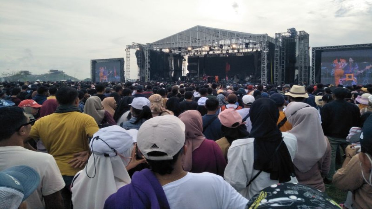 Para penonton WSBK Mandalika 2022 saat menyaksikan festival musik Nusantara di Sirkuit Mandalika, Minggu (13/11/2022) (ANTARA/Akhyar)