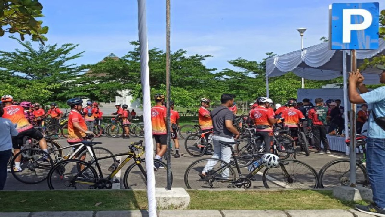 Para peserta Bike Tour Mandalika yang digelar oleh PHRI di KEK Mandalika, NTB,Ahad (20/11/2022) (FOTO ANTARA/HO-Humas Polres Lombok Tengah)