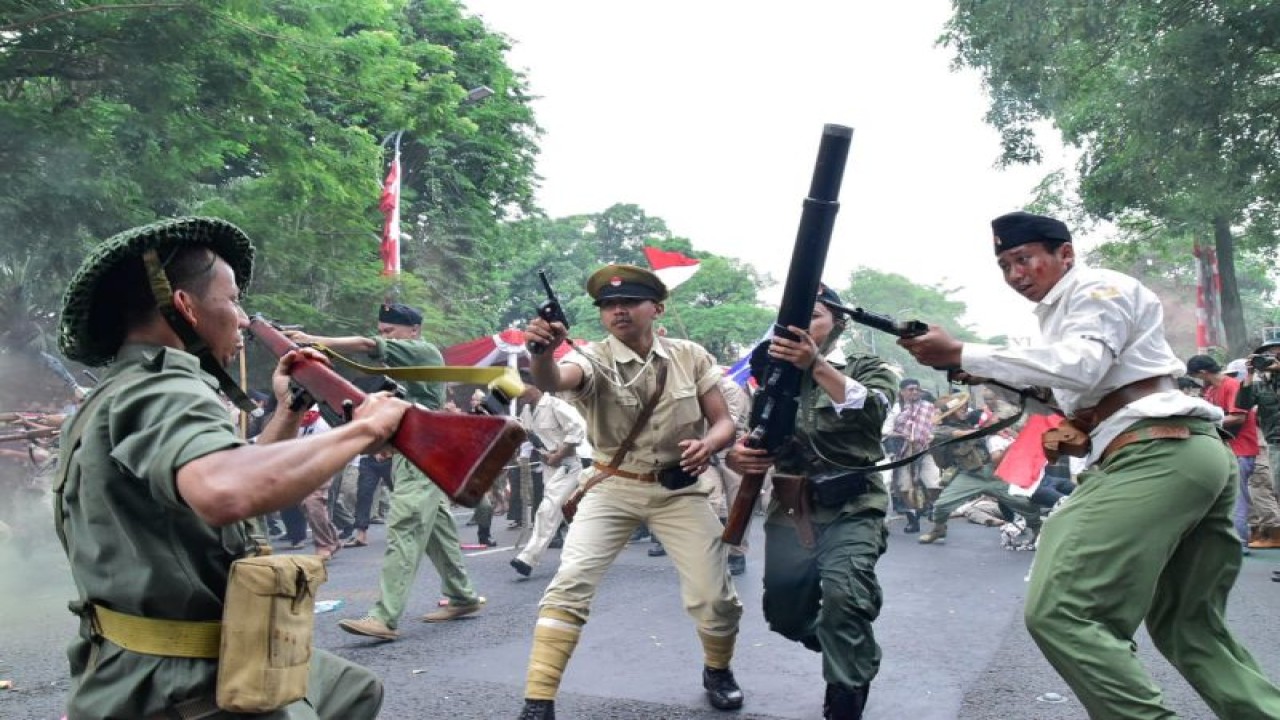 Sejumlah seniman melakukan teatrikal dalam Parade Surabaya Juang 2022 yang digelar mulai dari Jalan Pahlawan hingga Balai Kota Surabaya, Jawa Timur, Minggu (6/11/2022). (ANTARA/HO-Diskominfo Surabaya)