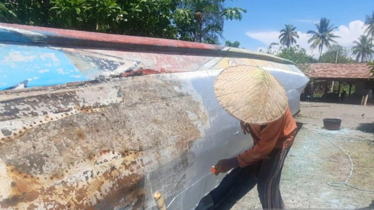 Proses pemasangan serat fiber terhadap kapal  nelayan di Kota Pariaman, Sumbar. (ANTARA/Aadiaat M.S)