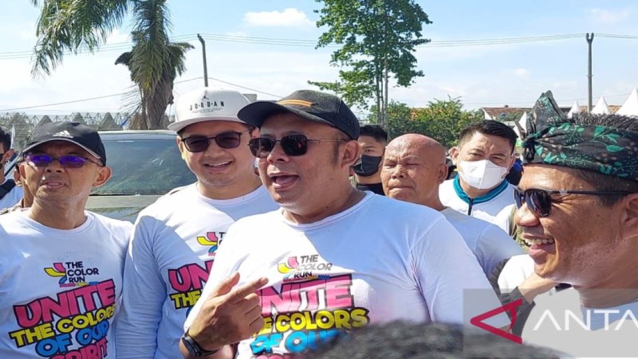 Partai Kebangkitan Bangsa (PKB) berkolaborasi dengan Viking Soljer menggelar acara Color Run Soljer Ceria tahun 2022 yang dihadiri oleh puluhan ribu masyarakat di Solokan Jeruk, Kabupaten Bandung, Minggu (20/11/2022). ANTARA/HO-PKB