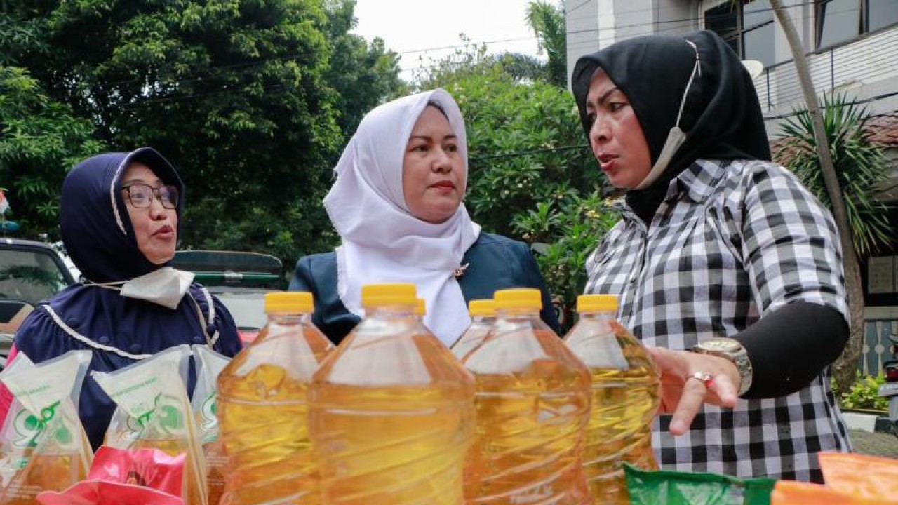 Suasana pasar murah yang digelar PD Pasar Jaya bekerja sama dengan Pemerintah Kota Administrasi Jakarta Pusat di Kecamatan Johar Baru, Jakarta Pusat, Senin (28/11/2022). ANTARA/HO-Pemerintah Kota Jakarta Pusat